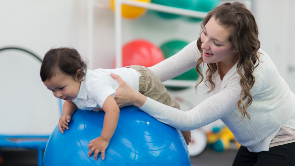 Dziecko ćwiczy z rodzicem w domu - budowanie zdrowych nawyków ruchowych